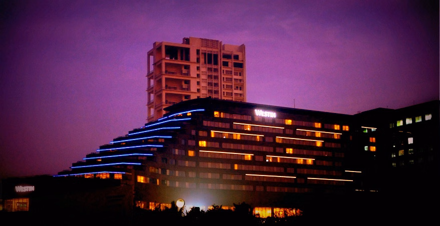 Night time in Pune: Explore Pune's charm on two wheels